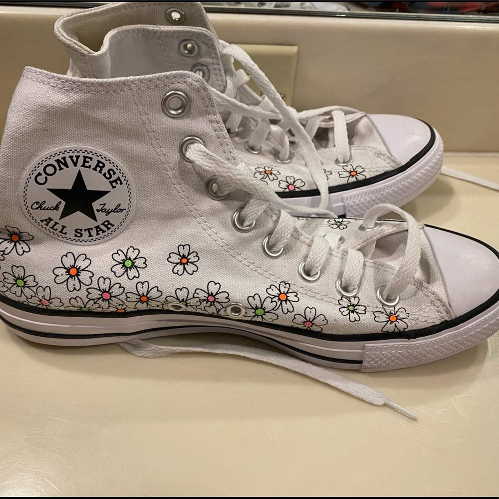 Gently used Converse All Star daisy flower high top size 8